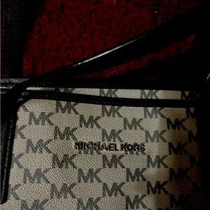 Michael Kors tote 2021.. worn once .. For work or play .. The best weekend bag
